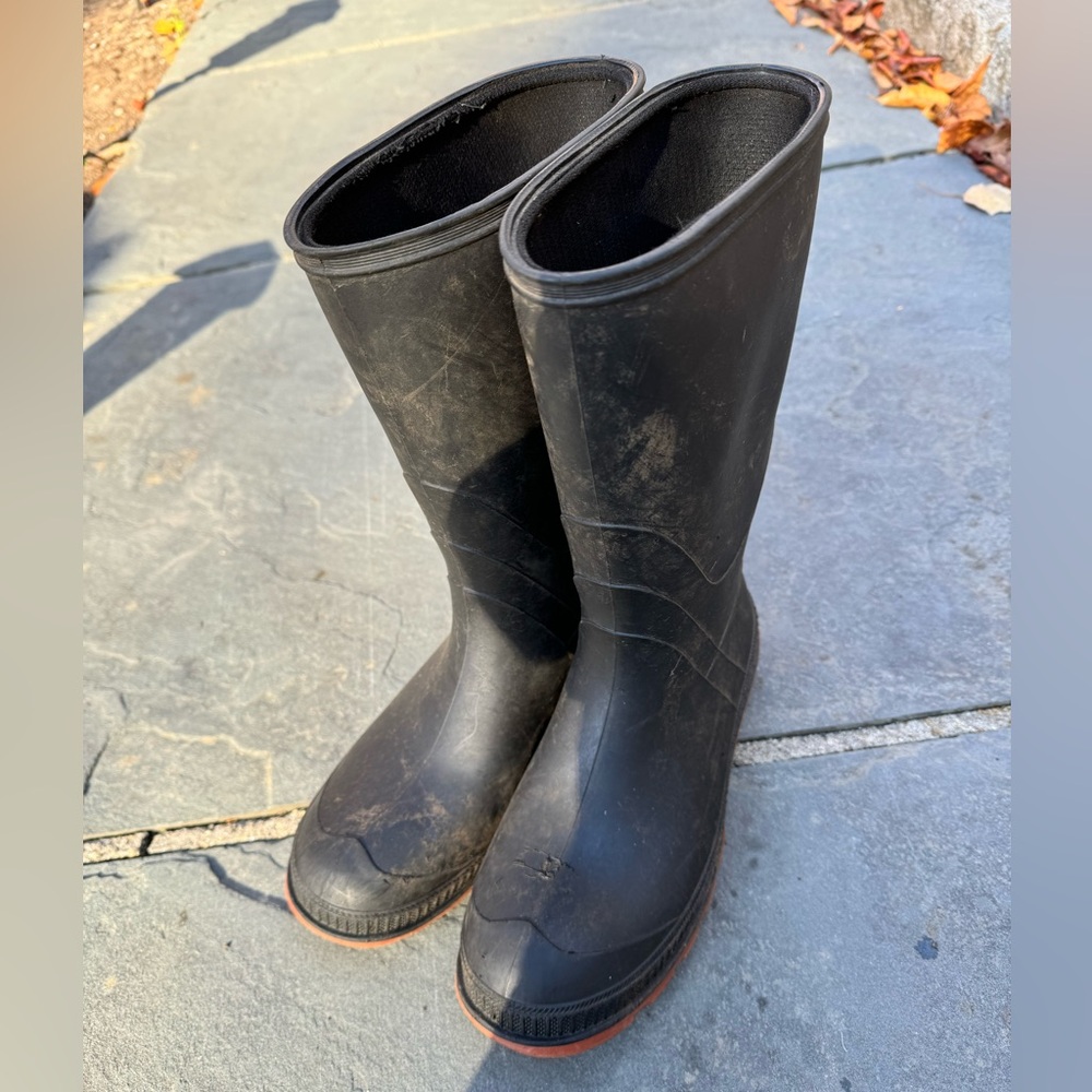 Black rubber knee-high boots #rainydays size 6